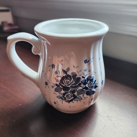 Ceramic white with blue roses cup - Picture 11 of 14